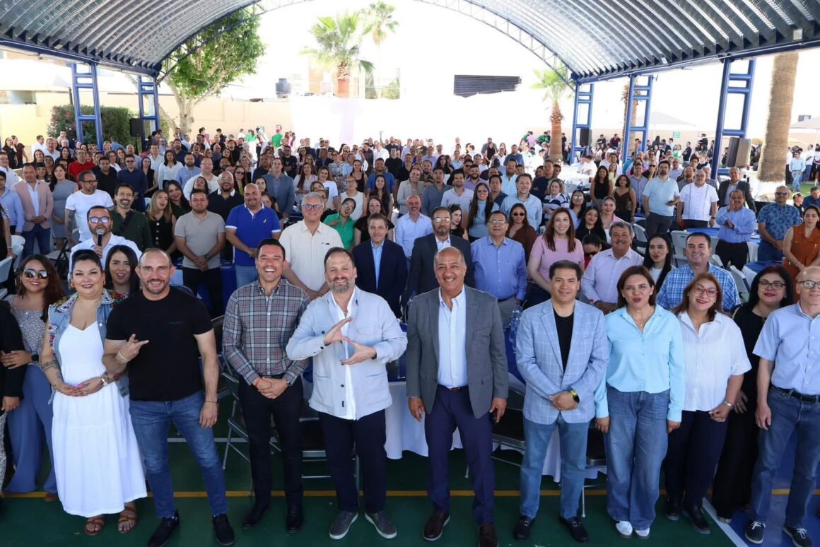 Les dijeron en Educación que iban a un festejo del Día de las Madres y terminó siendo evento político de apoyo a Santiago de la Peña