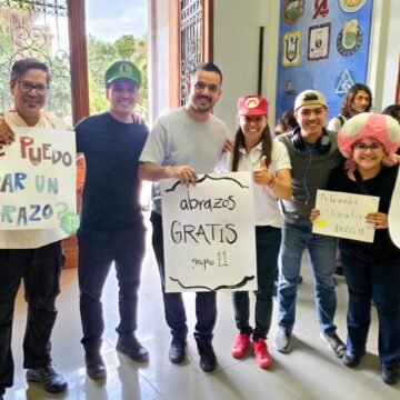 Líderes comunitarios ofrecen abrazos gratis en UACH