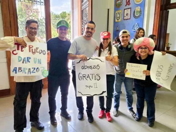 Líderes comunitarios ofrecen abrazos gratis en UACH