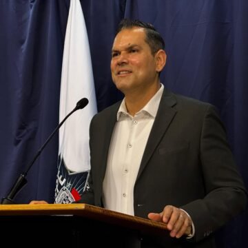 Gobierno no paga postes ni arcos dañados de Centinela; empresa debe reemplazarlos