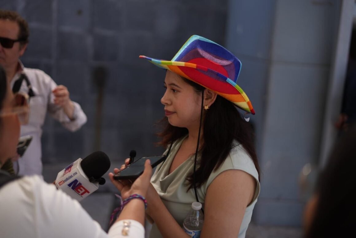 Queda diputada Jael Argüelles en medio de empujones durante protesta LGBT+ en sesión del Congreso en Juárez