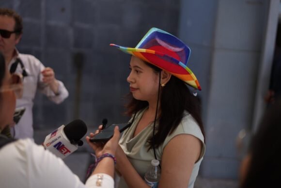 Queda diputada Jael Argüelles en medio de empujones durante protesta LGBT+ en sesión del Congreso en Juárez