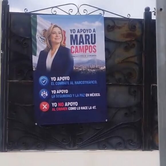 Colocan lona de apoyo a Maru Campos afuera de domicilio de Javier Corral