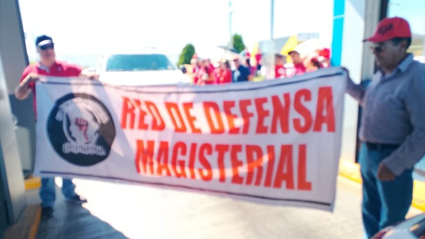 Comienza toma de casetas en apoyo a movilización magisterial; se concentran 300 docentes en Sacramento