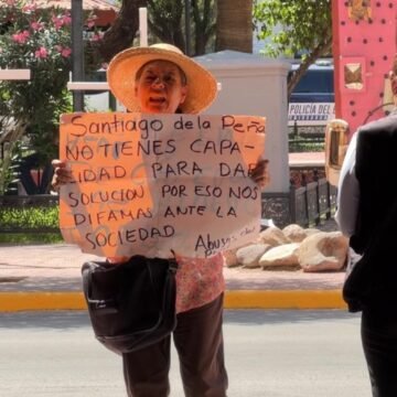 IMG-20260623-WA0054 Frente a Palacio de Gobierno, mujer responsabiliza a Santiago de la Peña por presuntas afectaciones laborales