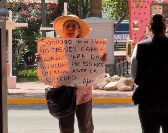 IMG-20260623-WA0054 Frente a Palacio de Gobierno, mujer responsabiliza a Santiago de la Peña por presuntas afectaciones laborales