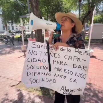 Manifestante cuestiona aspiraciones de Santiago de la Peña por presunto incumplimiento de recomendación