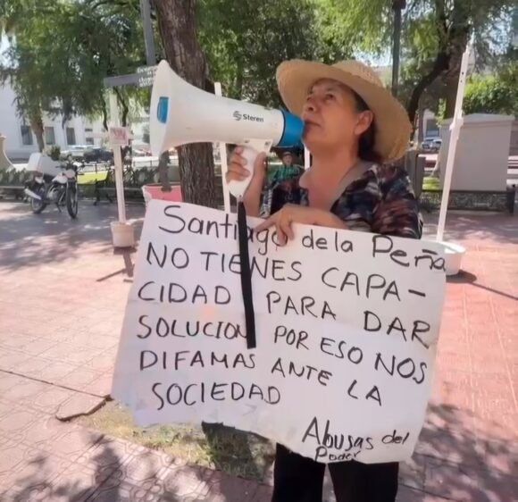 Manifestante cuestiona aspiraciones de Santiago de la Peña por presunto incumplimiento de recomendación