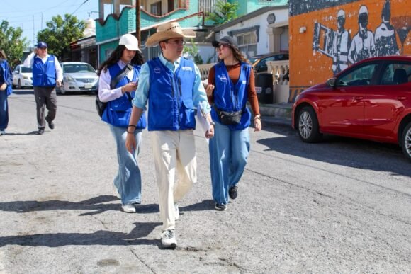 Rafa Loera recorre 10 colonias junto a los “chalecos azules” en jornada de 12 horas