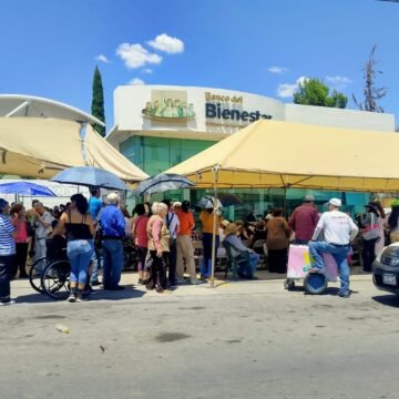 Adultos mayores enfrentan largas filas para cobrar sus pensiones; Álex Domínguez exige atención digna y más sucursales