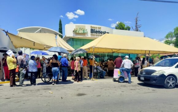 IMG-20260711-WA0002 Adultos mayores enfrentan largas filas para cobrar sus pensiones; Álex Domínguez exige atención digna y más sucursales