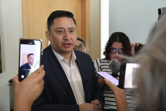 IMG-20260720-WA0081 “Quien no quiera votar por el desarrollo de Chihuahua, que no vote”: Alfredo Chávez defiende crédito para Poniente 5
