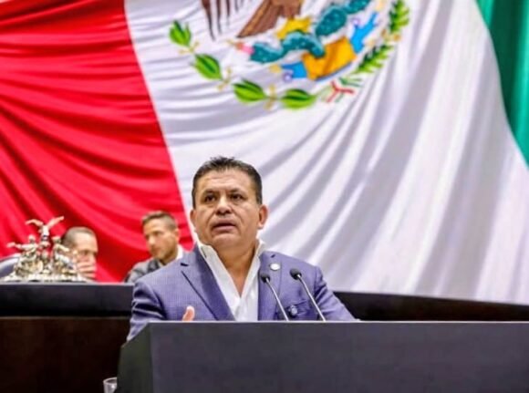 Solicita Álex Domínguez intervención del SAT, UIF y autoridades electorales por promoción anticipada
