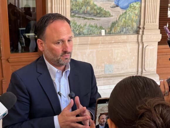 Santiago de la Peña responde a protesta de Dionisia y asegura que conoce su caso desde hace años