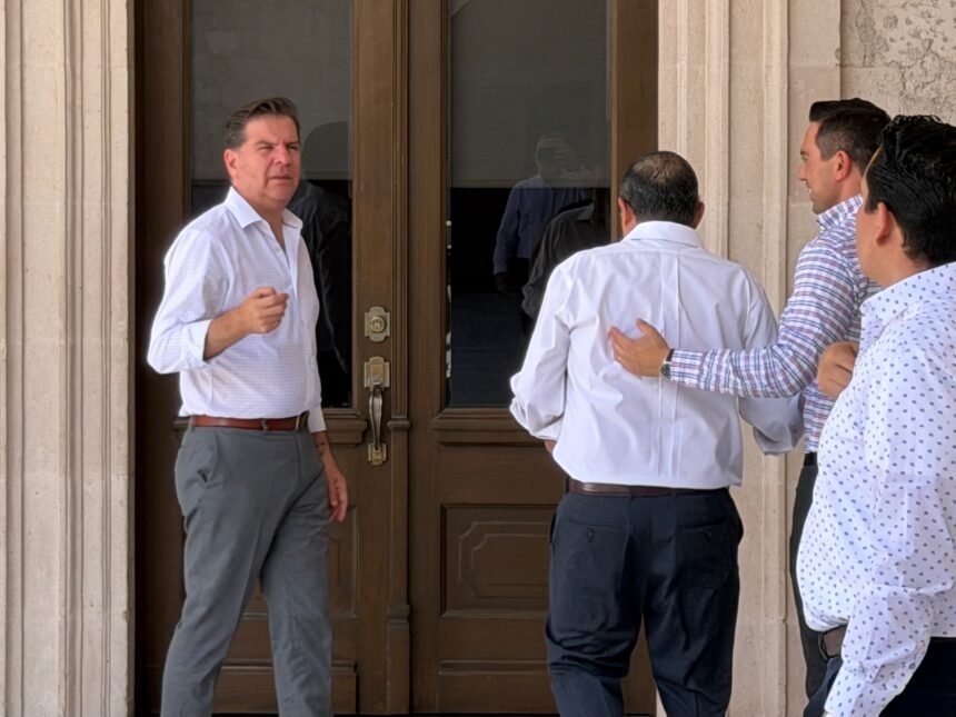 Reunión de Cordero con funcionarios estatales genera especulación previo a exhorto en el Senado por desplazados