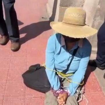 Retén Ciudadano protesta con persona maniatada en la puerta de Palacio
