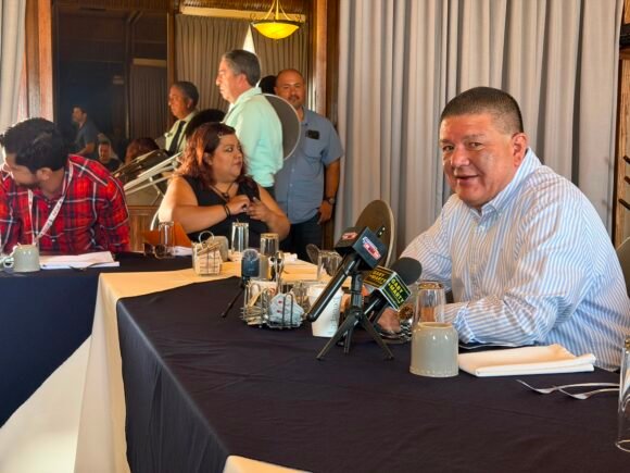César Jáuregui descarta que existe “cargada” a favor de Santiago de la Peña