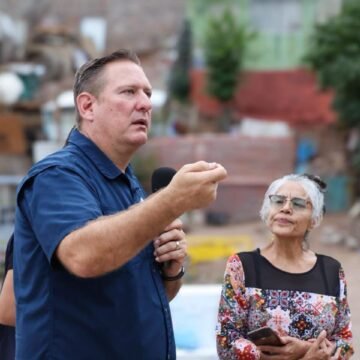 Mantiene Carlos Olson cercanía con familias chihuahuenses en recorridos por colonias populares