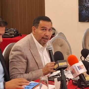 “Está privilegiando una campaña política sobre su responsabilidad como gobernadora”: Cruz
