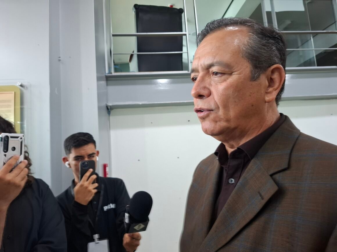20260922_082540 Pedro Torres respalda restricción de teléfonos en aulas