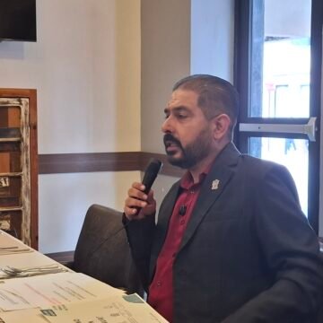 Hugo González señala al hermano de Santiago de la Peña por terreno de Mápula