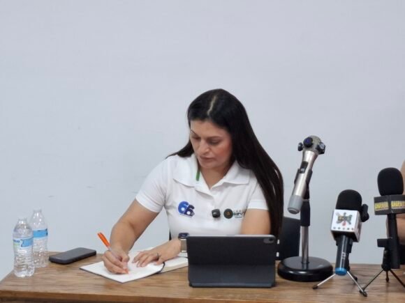 Rocío González reconoce deuda de Chihuahua, pero la justifica con obras financiadas con créditos