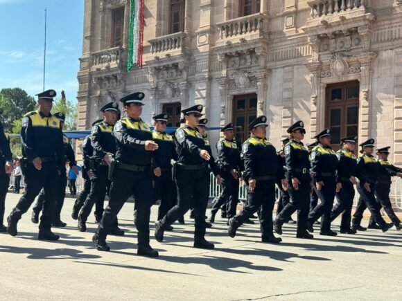 Participan en desfile 420 elementos de la SSPE con 50 vehículos especializados