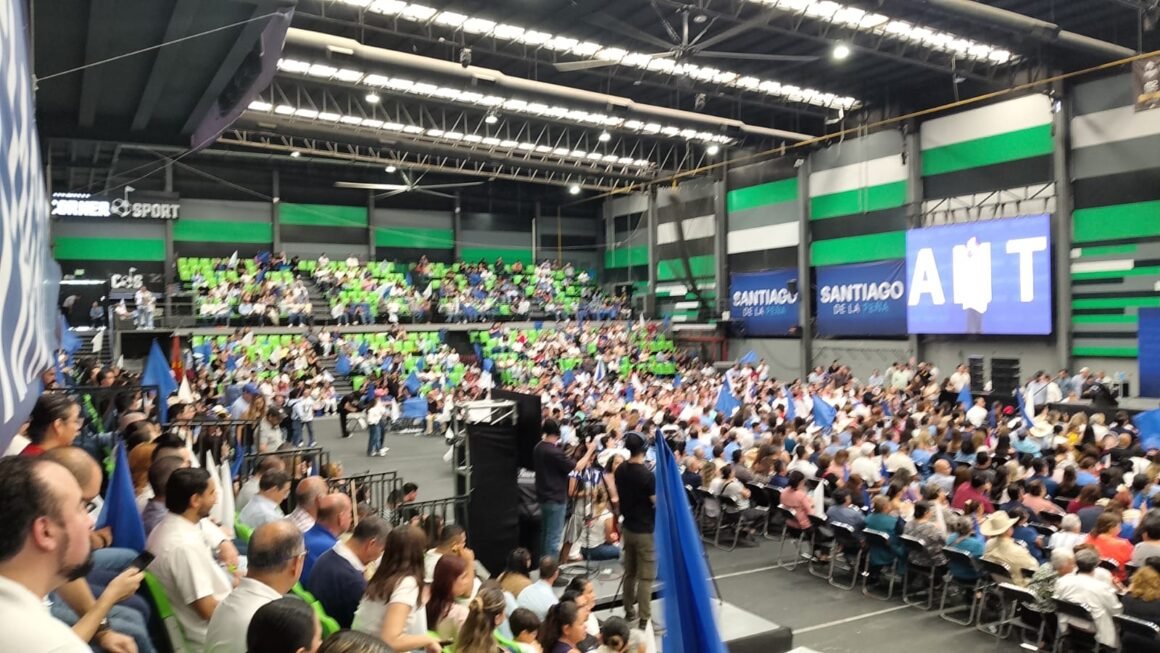 Se sale gente del evento de Santiago de la Peña en el Corner Sport