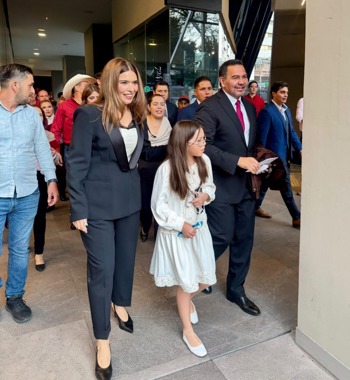 IMG-20260928-WA0043 Arropan simpatizantes de Morena a Cruz antes de la definición
