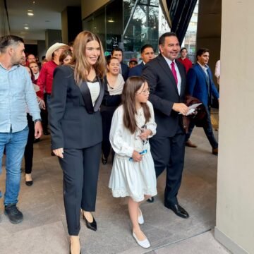 Arropan simpatizantes de Morena a Cruz antes de la definición