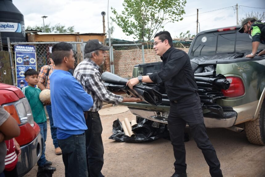Rafa Loera entrega apoyos a más de 60 familias afectadas por las lluvias en el norte de la ciudad