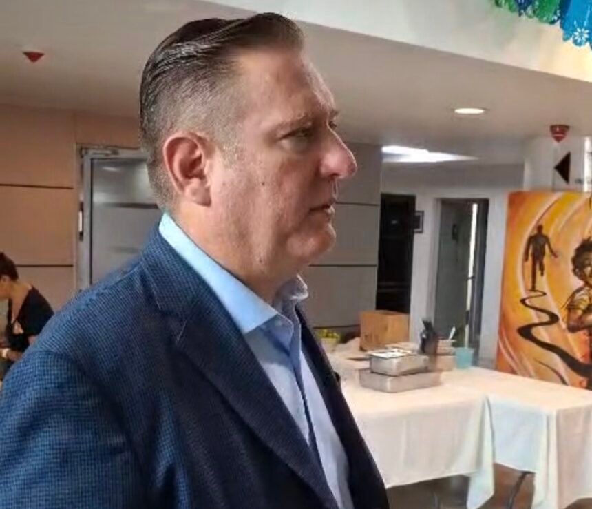 Olson rechaza posible coacción de empleados para apoyar campaña de Santiago de la Peña