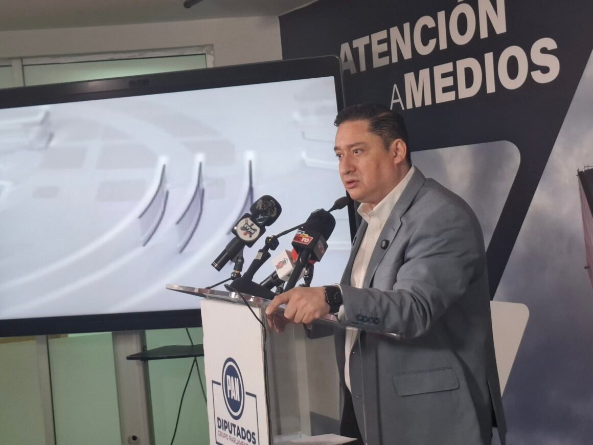 “Fingiendo el acento no se ganan las elecciones”, dice Alfredo a Andrea