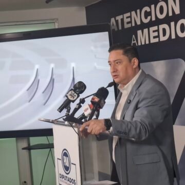 “Fingiendo el acento no se ganan las elecciones”, dice Alfredo a Andrea