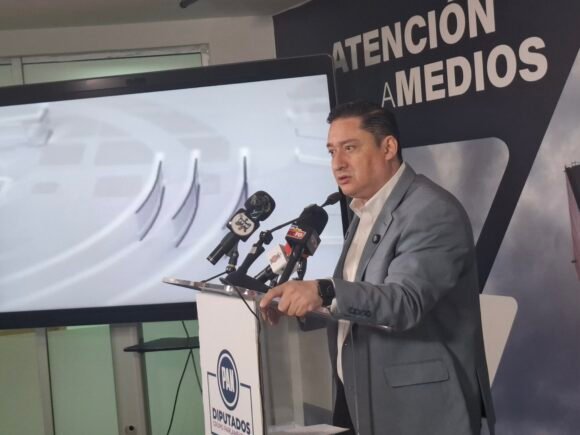 20261008_113848 “Fingiendo el acento no se ganan las elecciones”, dice Alfredo a Andrea
