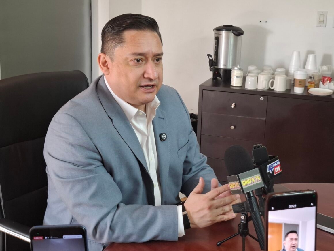 Santiago de la Peña tendrá que medirse en encuestas si busca la alcaldía: Alfredo Chávez