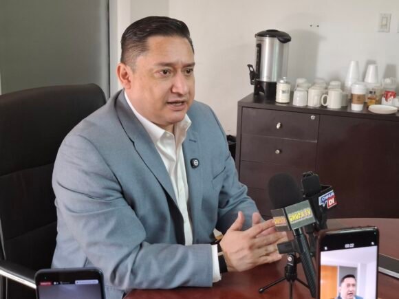Santiago de la Peña tendrá que medirse en encuestas si busca la alcaldía: Alfredo Chávez