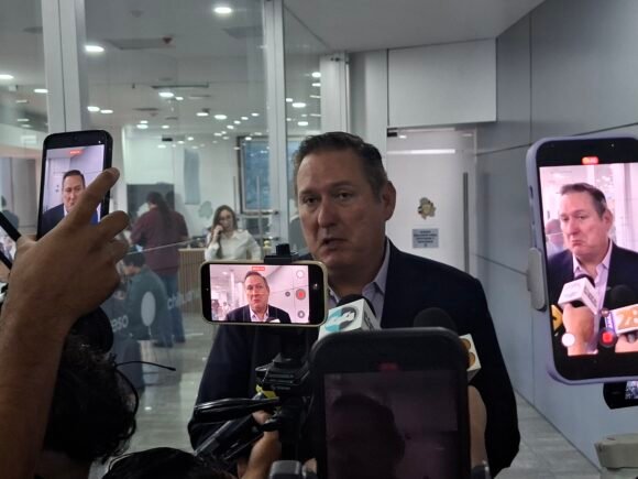 “Por solidaridad y unidad, pongo pausa a mi aspiración”: Carlos Olson