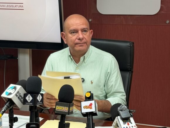 “Los cárteles tuvieron su nacimiento y crecimiento con ellos”, responde Estrada al PAN