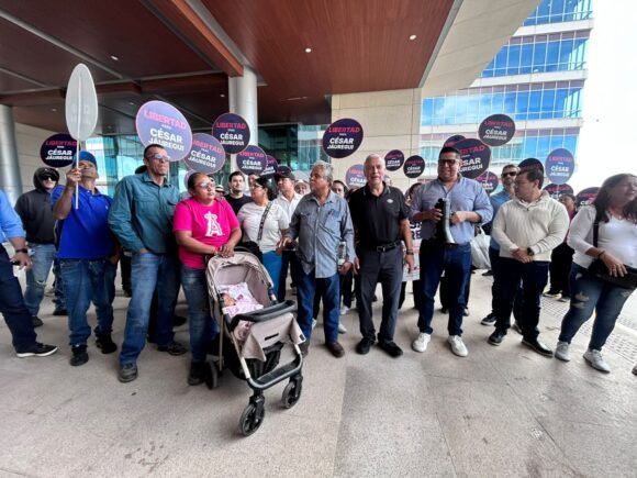 Panistas llaman “carroñero” a Santiago de la Peña y lo invitan a exigir la libertad de Jáuregui